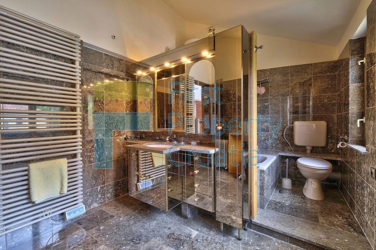 BR1647 - Karakterna vila na parceli s pogledom, Brač, na prodaju