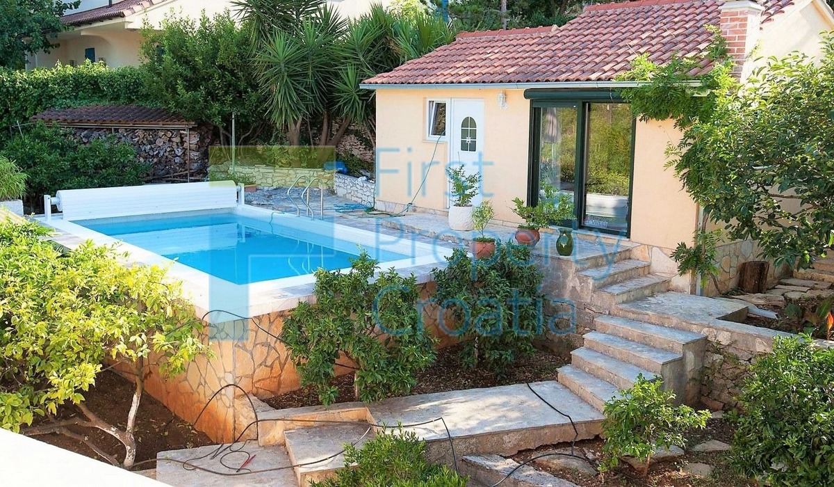 BR1647 - Karakterna vila na parceli s pogledom, Brač, na prodaju