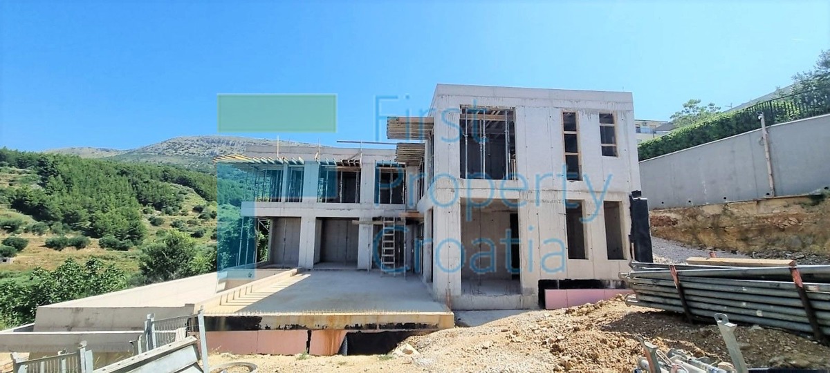 ST1648 - Vila na lijepoj lokaciji u predgrađu Splita, na prodaju