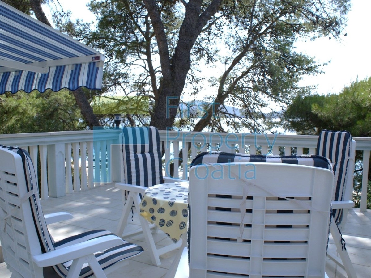 SI0591 - Kuća iznad plaže, u naselju u blizini Šibenika, na prodaju