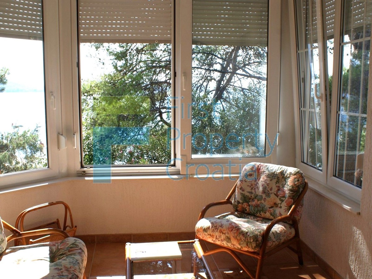 SI0591 - Kuća iznad plaže, u naselju u blizini Šibenika, na prodaju