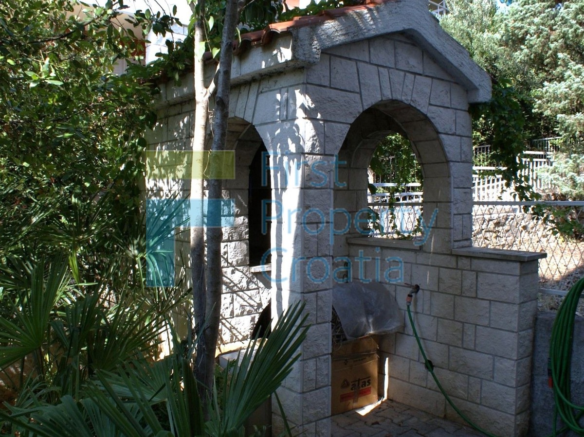 SI0591 - Kuća iznad plaže, u naselju u blizini Šibenika, na prodaju