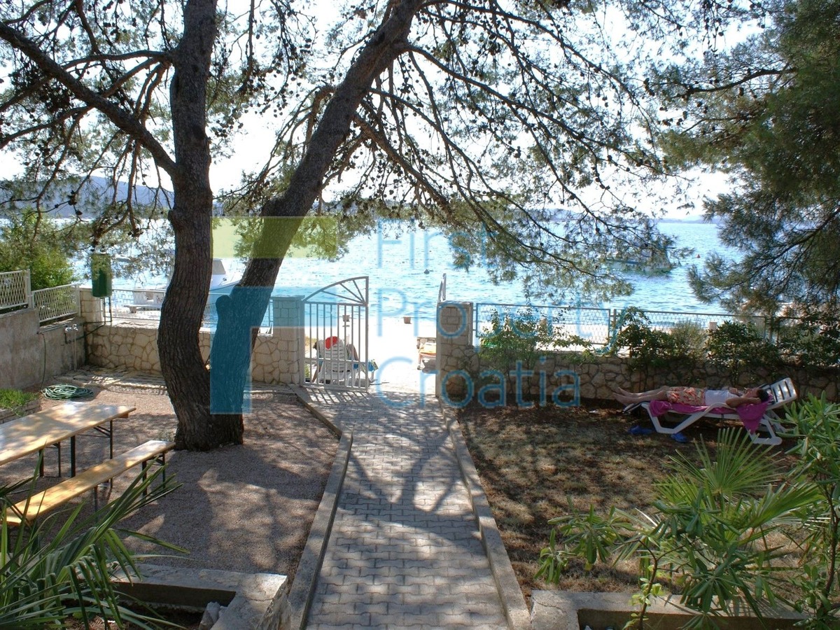 SI0591 - Kuća iznad plaže, u naselju u blizini Šibenika, na prodaju