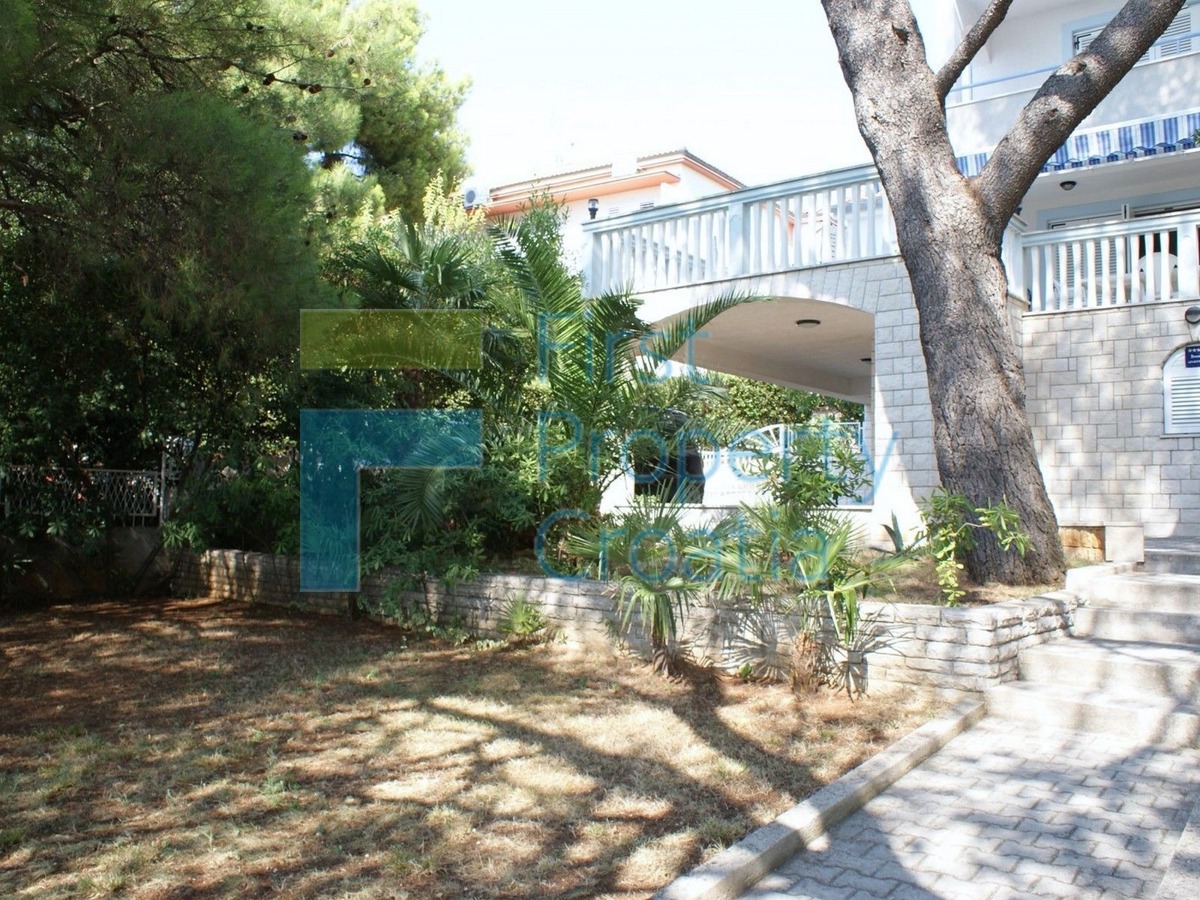 SI0591 - Kuća iznad plaže, u naselju u blizini Šibenika, na prodaju