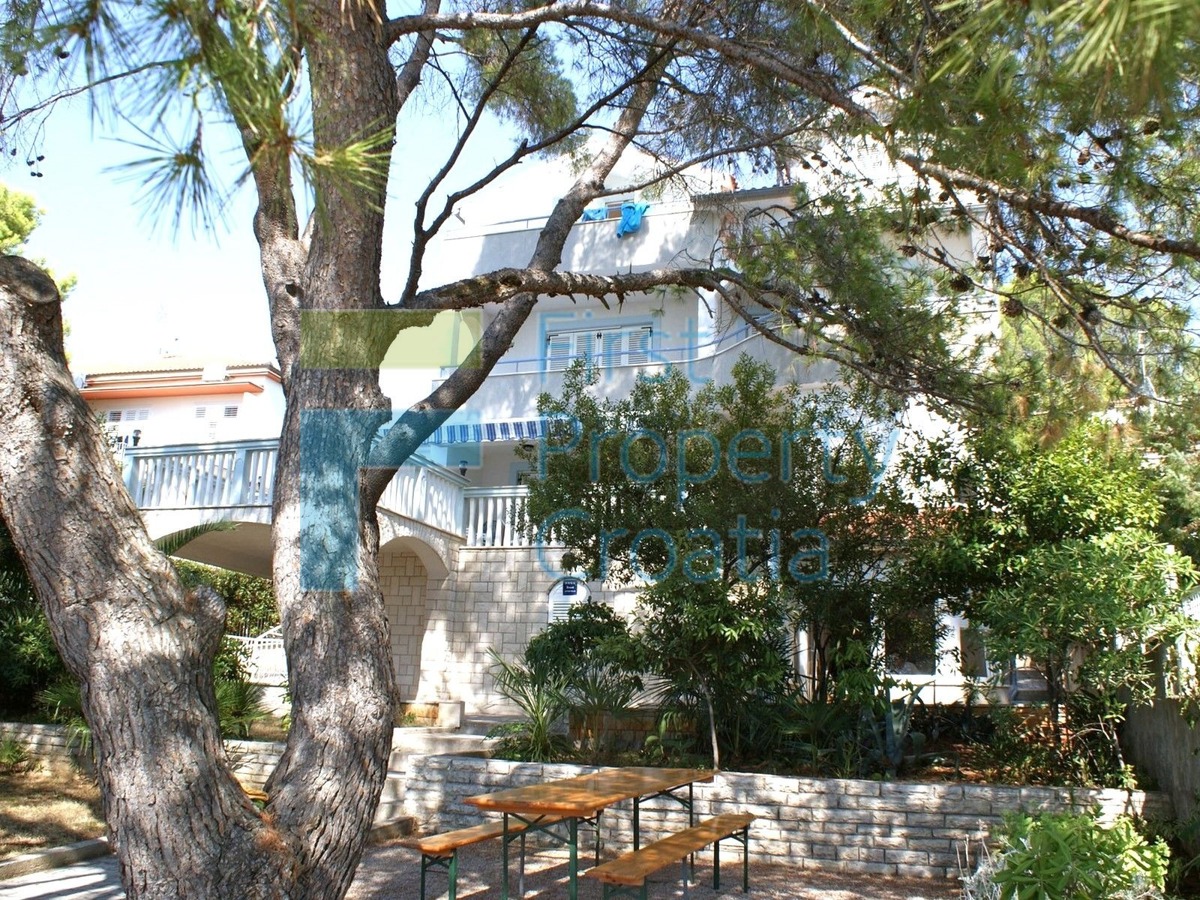 SI0591 - Kuća iznad plaže, u naselju u blizini Šibenika, na prodaju