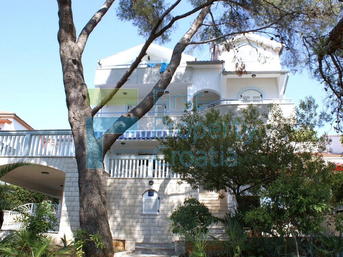 SI0591 - Kuća iznad plaže, u naselju u blizini Šibenika, na prodaju