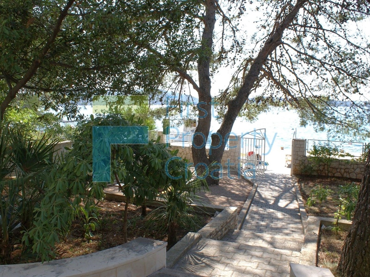 SI0591 - Kuća iznad plaže, u naselju u blizini Šibenika, na prodaju