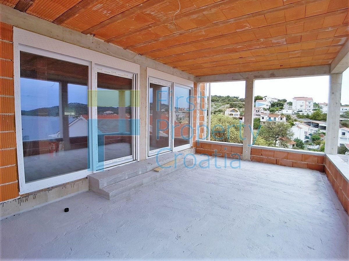 RG1485 - Kuća na četiri etaže u uvali kraj Rogoznice, na prodaju