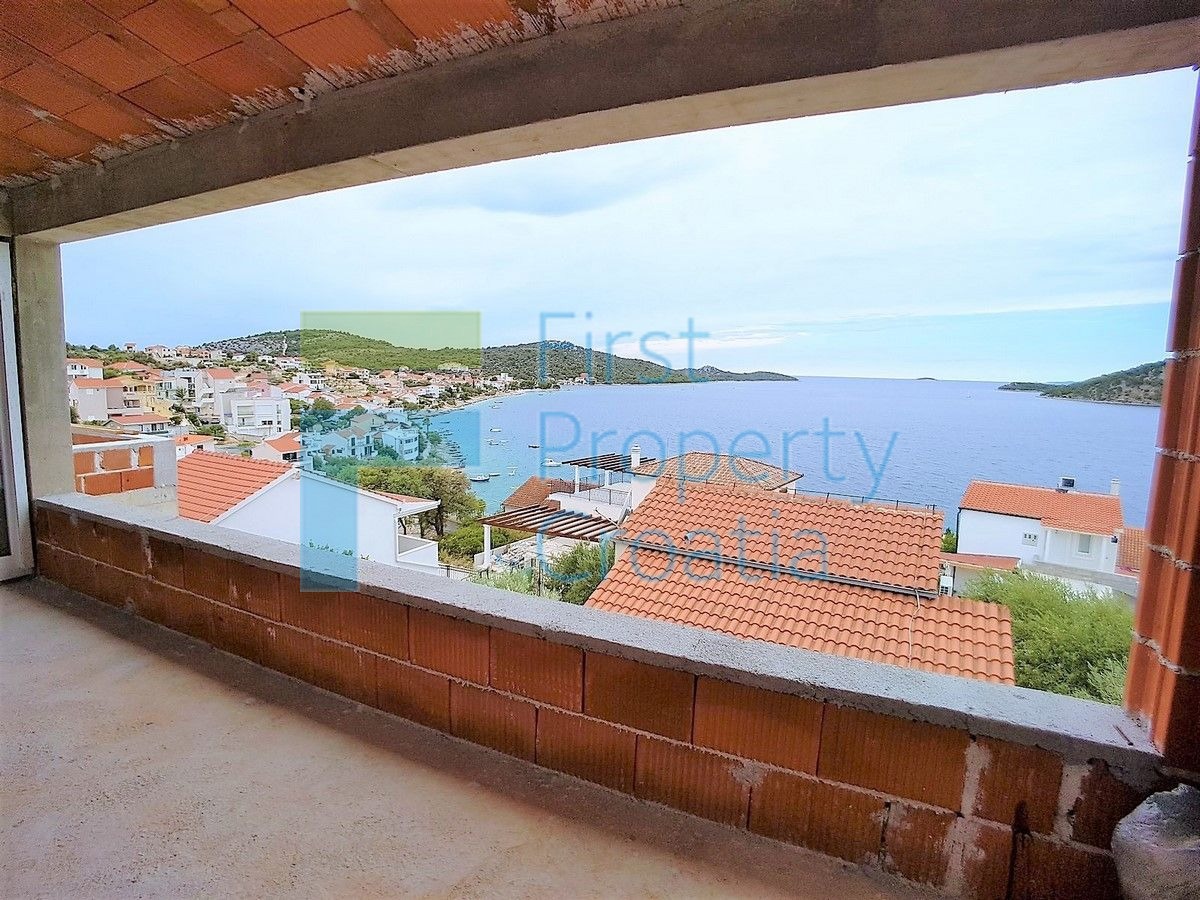 RG1485 - Kuća na četiri etaže u uvali kraj Rogoznice, na prodaju