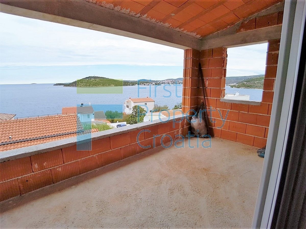 RG1485 - Kuća na četiri etaže u uvali kraj Rogoznice, na prodaju