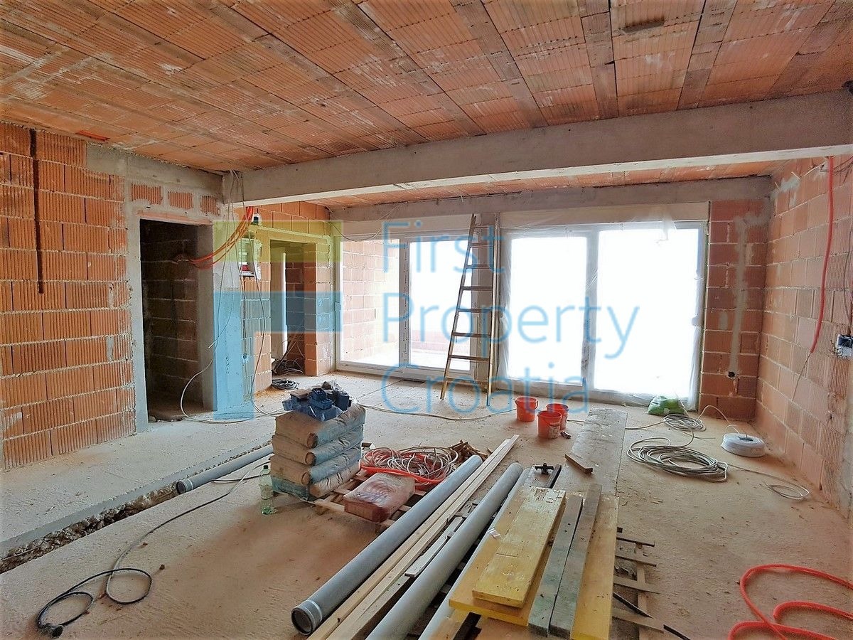 RG1485 - Kuća na četiri etaže u uvali kraj Rogoznice, na prodaju