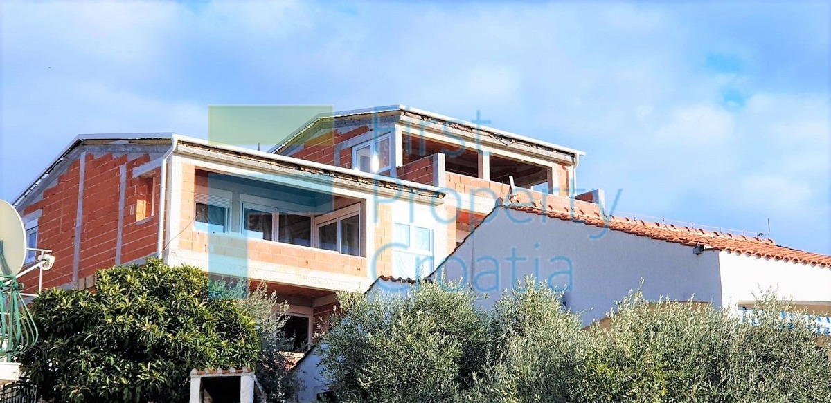 RG1485 - Kuća na četiri etaže u uvali kraj Rogoznice, na prodaju