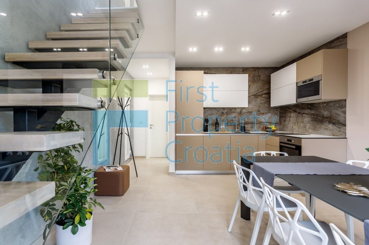 TG1663 - Apartmanska kuća blizu mora i plaže, Čiovo, na prodaju