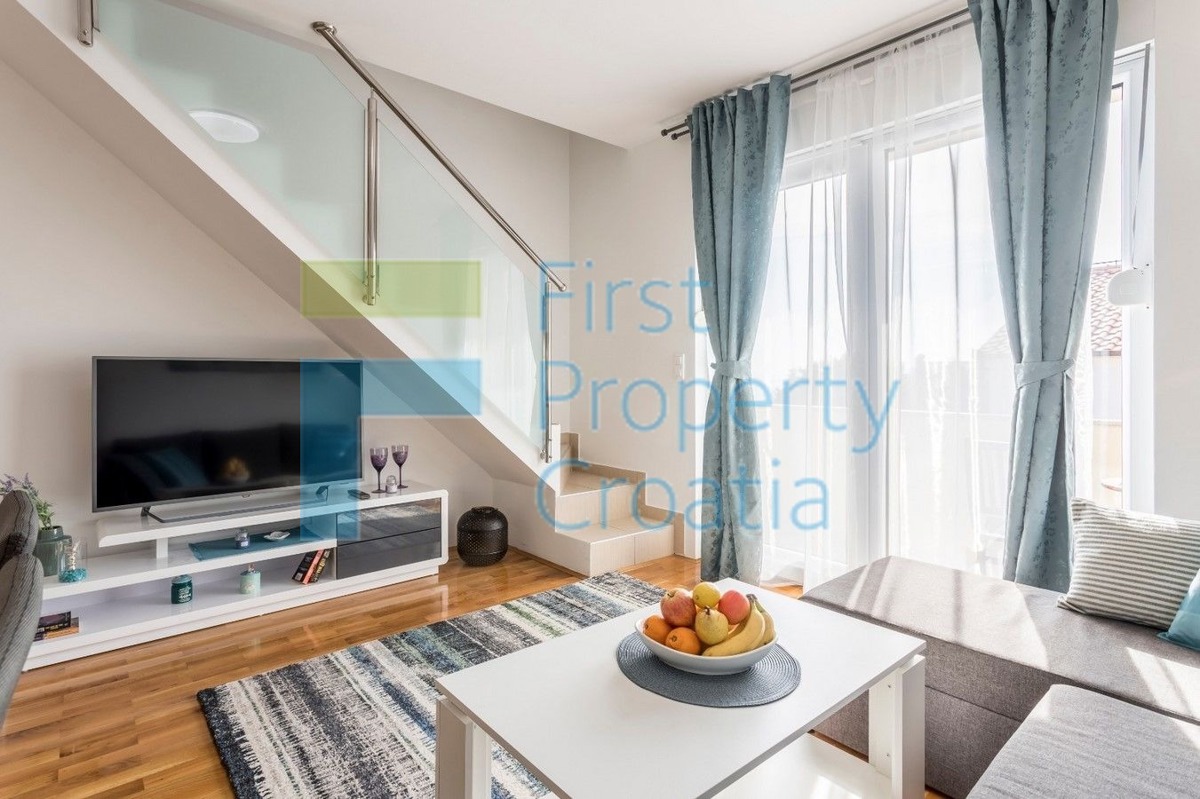 TG1663 - Apartmanska kuća blizu mora i plaže, Čiovo, na prodaju