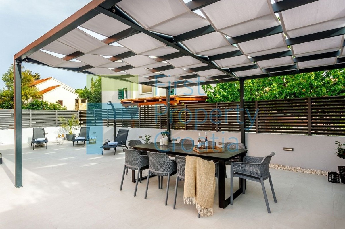 TG1663 - Apartmanska kuća blizu mora i plaže, Čiovo, na prodaju