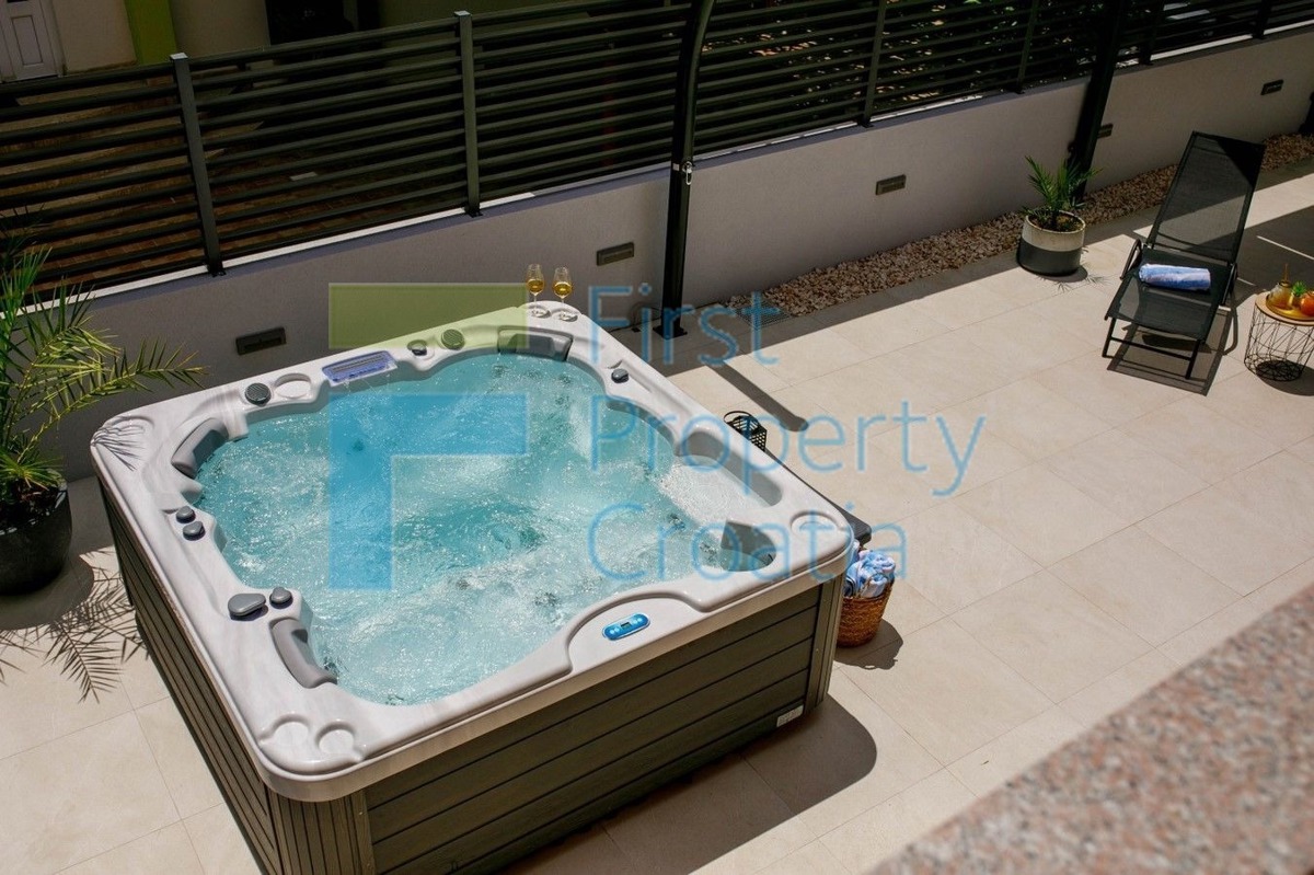 TG1663 - Apartmanska kuća blizu mora i plaže, Čiovo, na prodaju