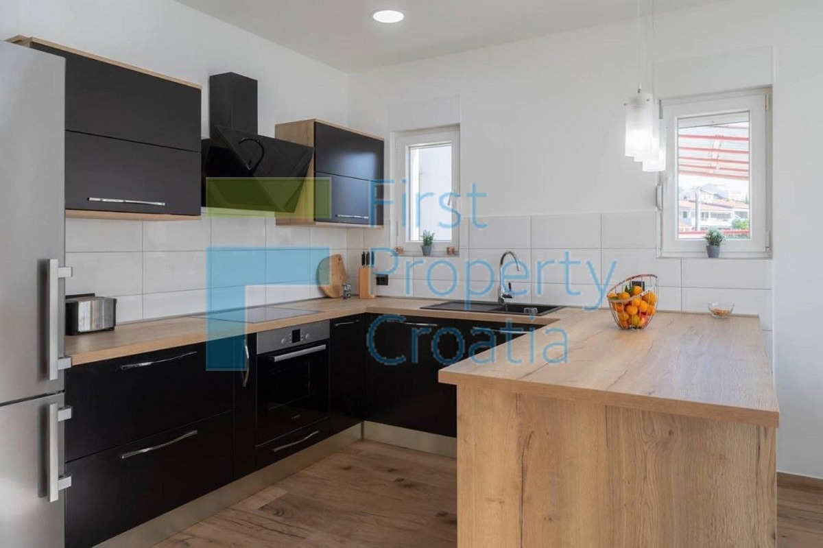 TG1552 - Vila prvi red do mora u blizini Trogira, na prodaju