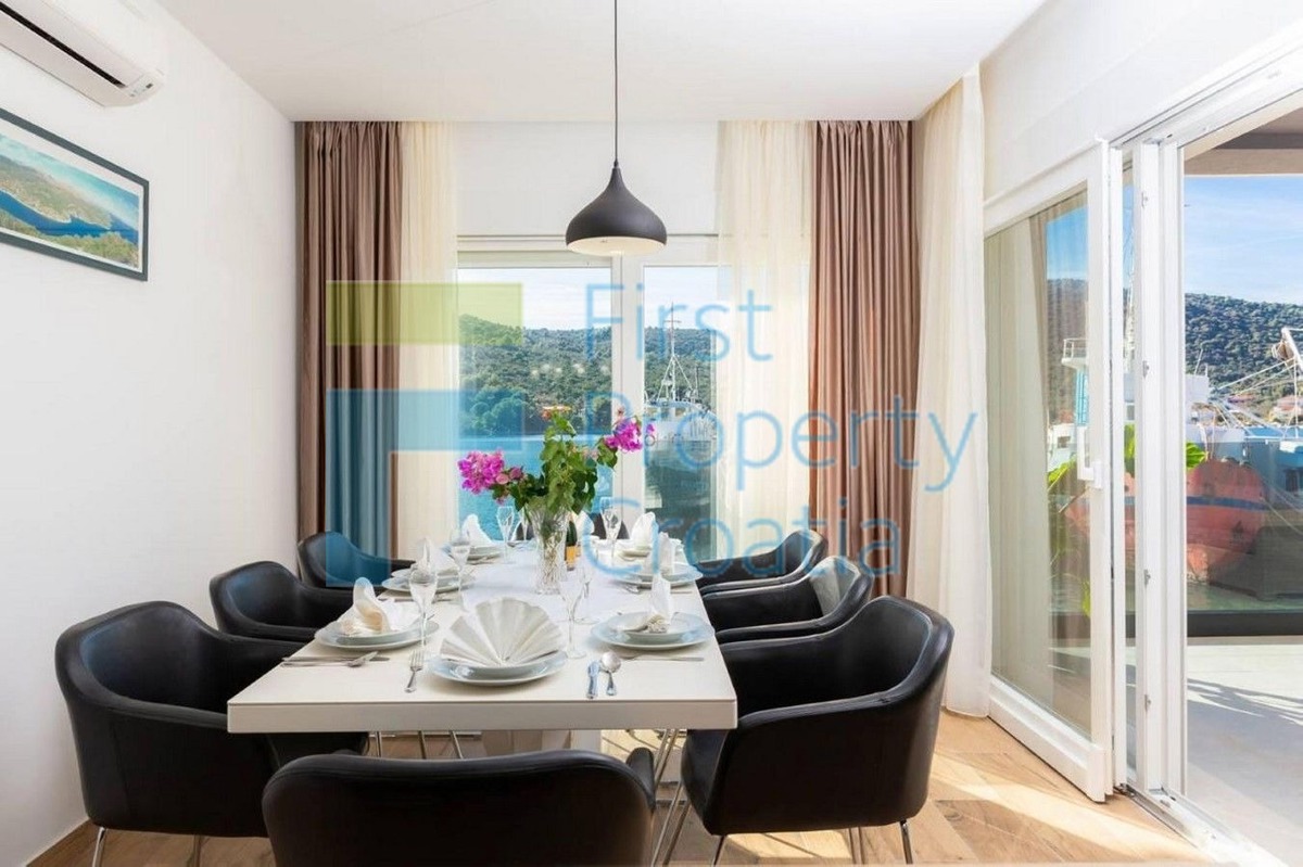 TG1552 - Vila prvi red do mora u blizini Trogira, na prodaju