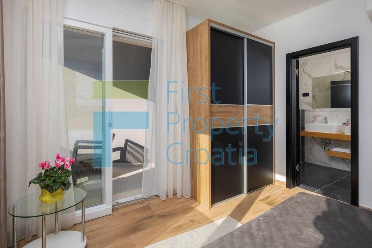 TG1552 - Vila prvi red do mora u blizini Trogira, na prodaju