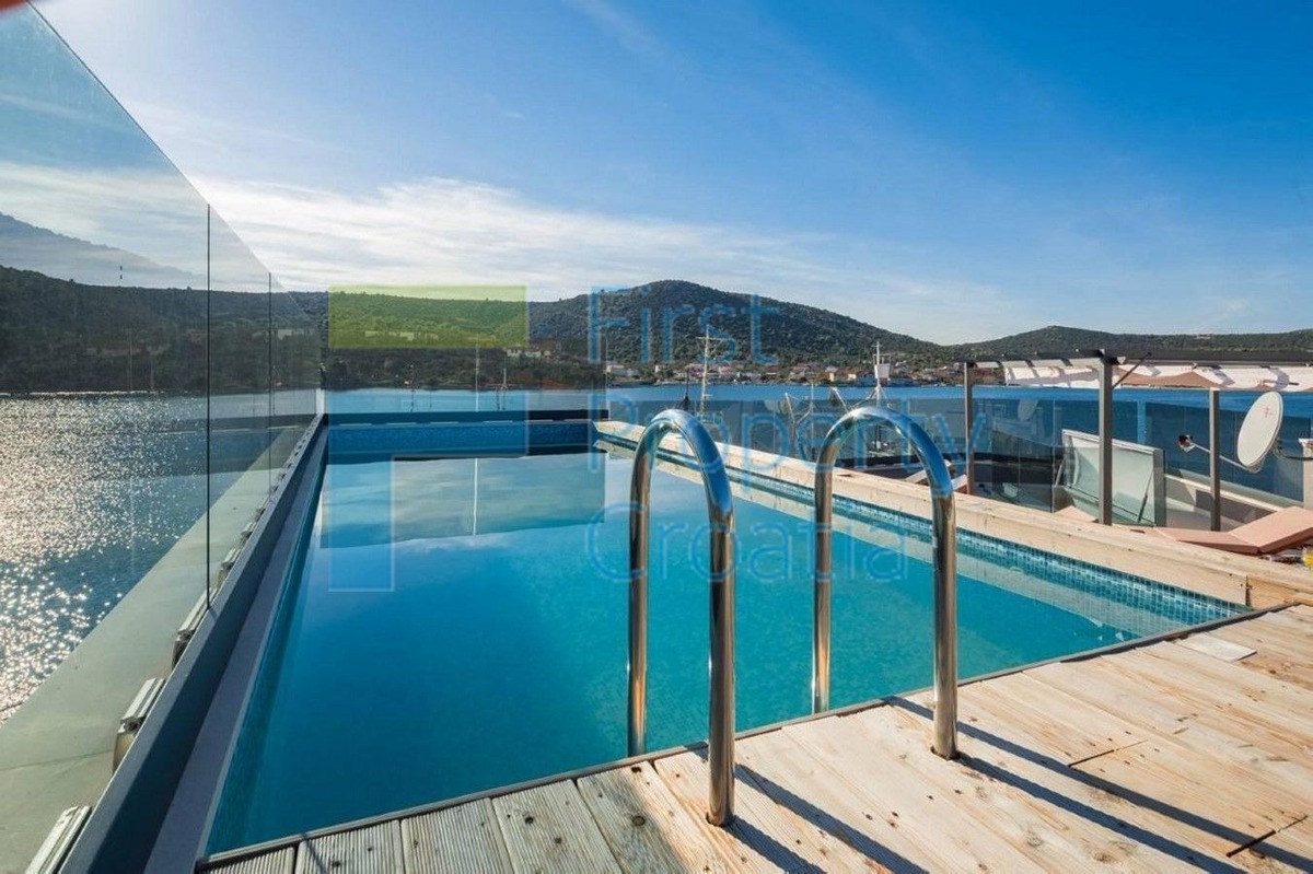 TG1552 - Vila prvi red do mora u blizini Trogira, na prodaju