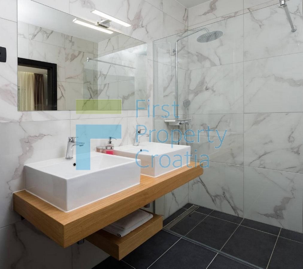 TG1552 - Vila prvi red do mora u blizini Trogira, na prodaju