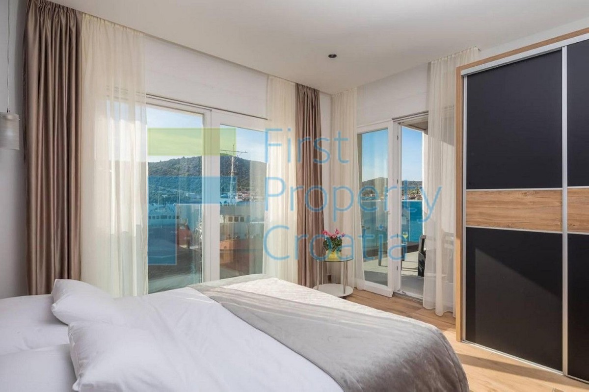 TG1552 - Vila prvi red do mora u blizini Trogira, na prodaju