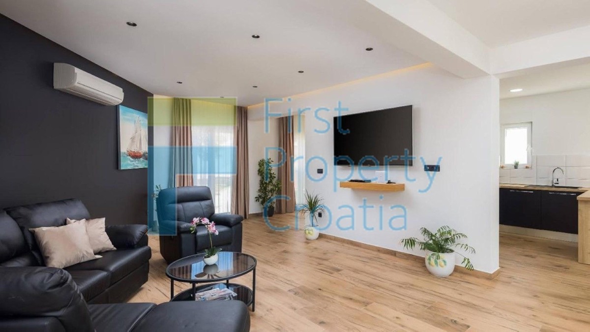 TG1552 - Vila prvi red do mora u blizini Trogira, na prodaju