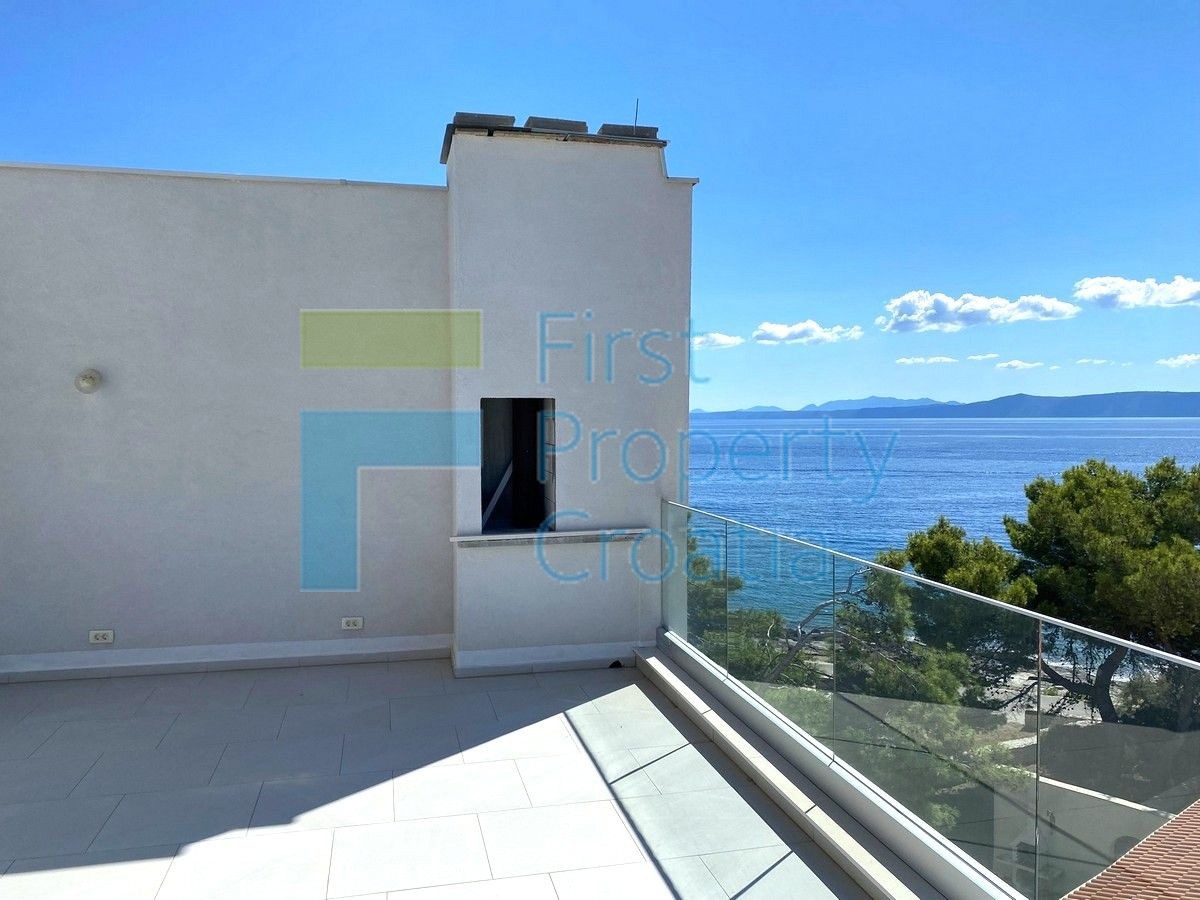 BR1731 - Veoma prostrana kuća u drugom redu do mora, Brač, na prodaju