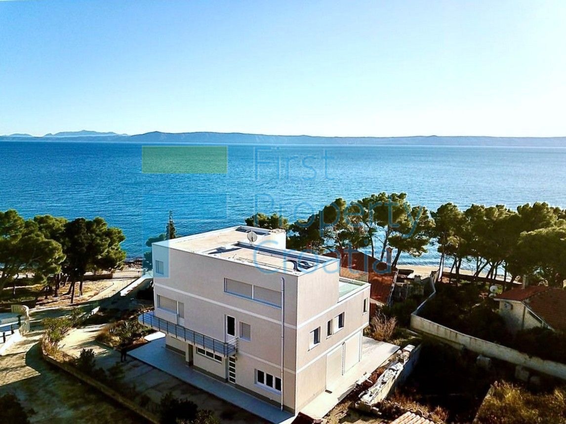 BR1731 - Veoma prostrana kuća u drugom redu do mora, Brač, na prodaju