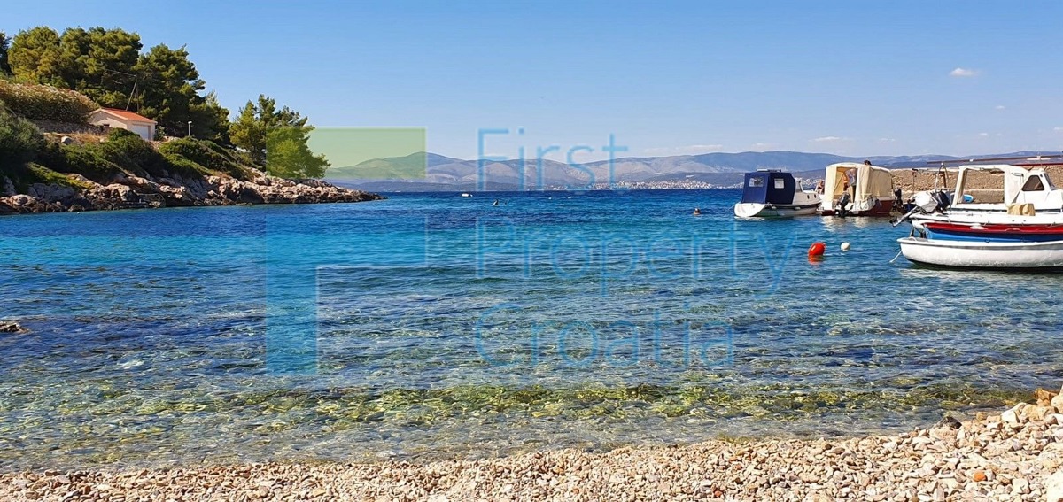 SO1694 - Građevinsko zemljište s pogledom na more, Šolta, na prodaju