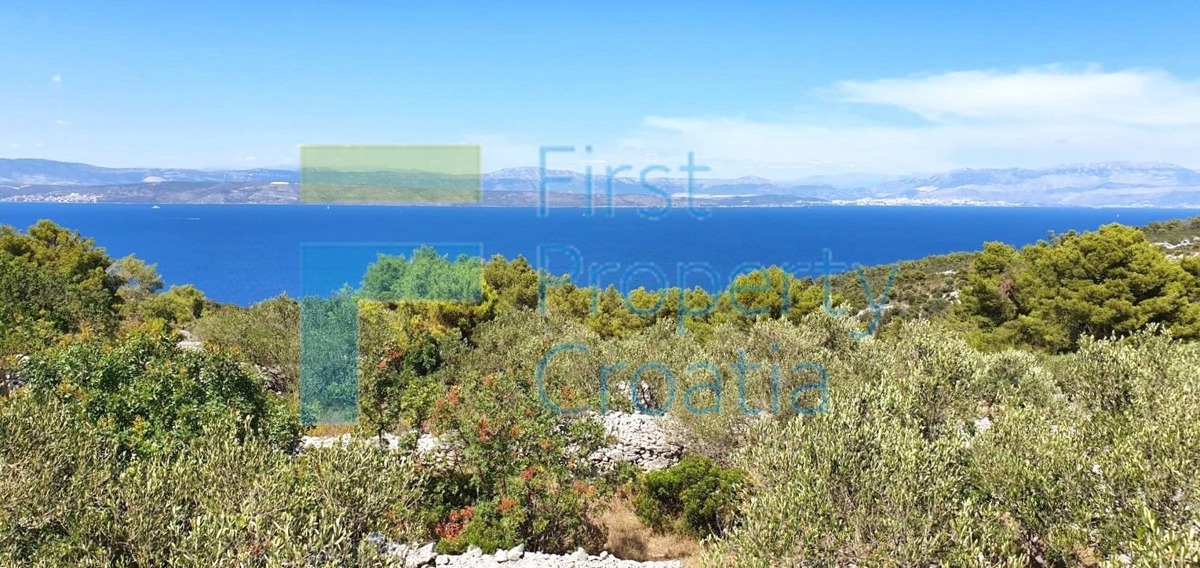 SO1694 - Građevinsko zemljište s pogledom na more, Šolta, na prodaju
