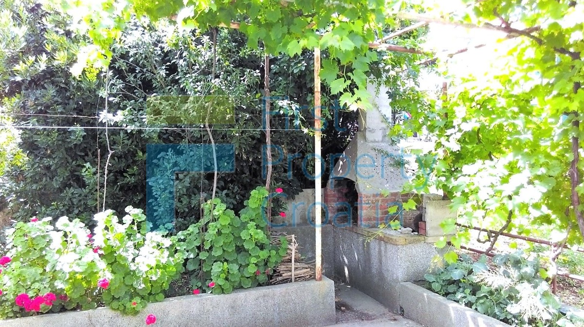 BR1104 - Kuća na izvrsnoj lokaciji samo 30m od mora, Brač, na prodaju