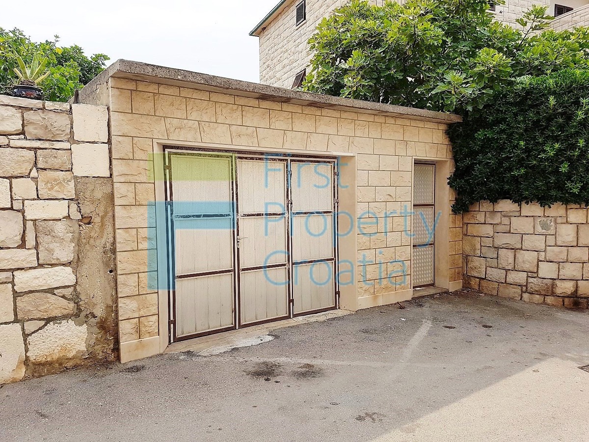 BR1104 - Kuća na izvrsnoj lokaciji samo 30m od mora, Brač, na prodaju