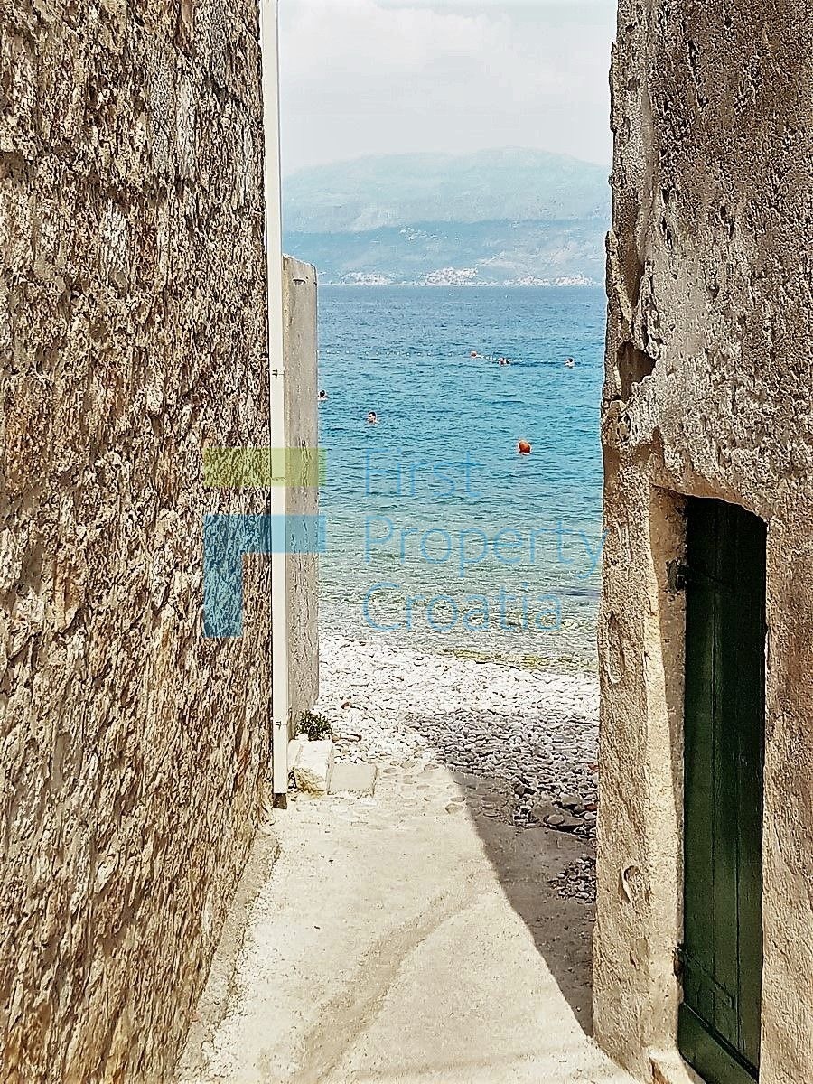 BR1104 - Kuća na izvrsnoj lokaciji samo 30m od mora, Brač, na prodaju