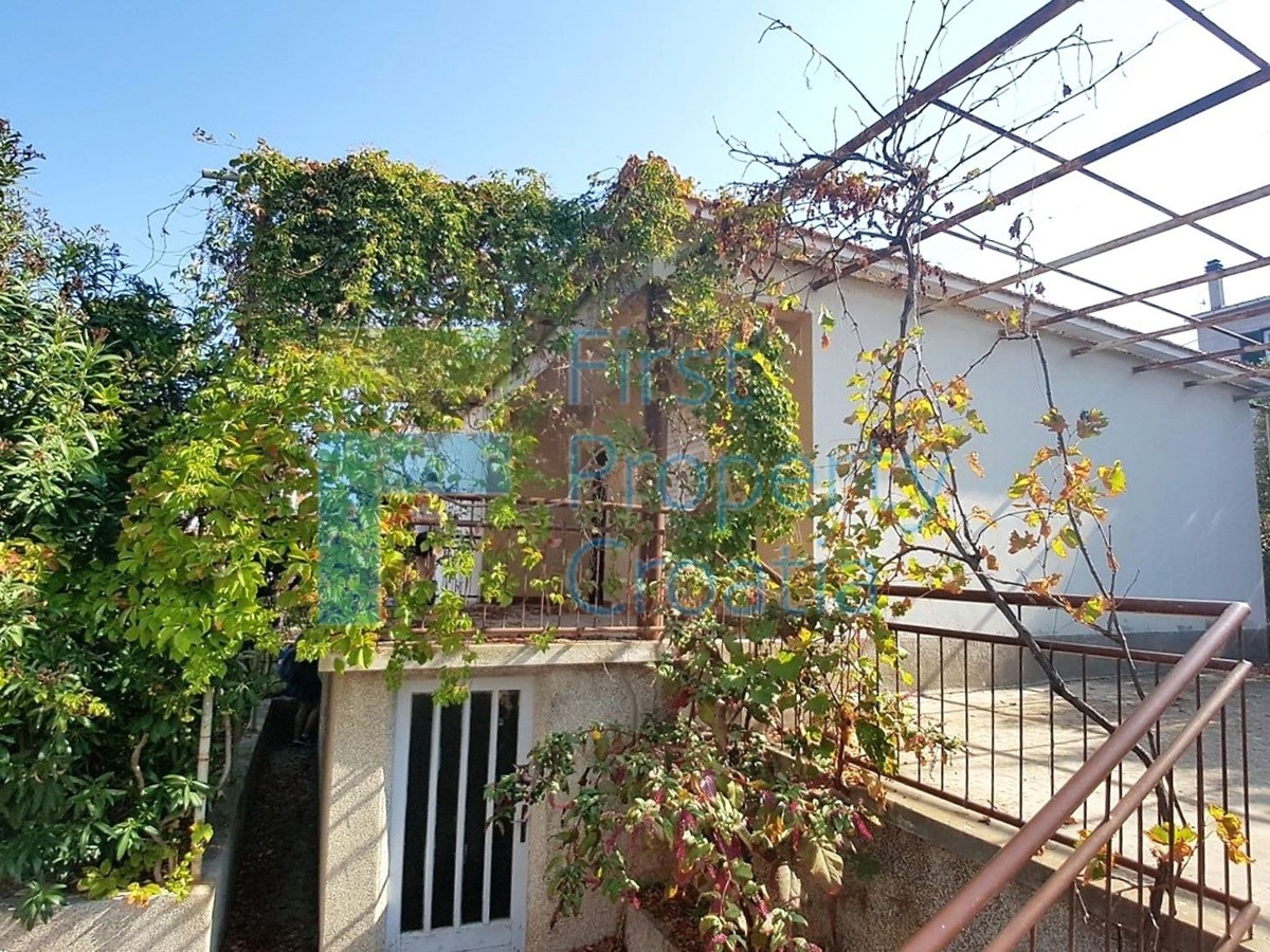 BR1104 - Kuća na izvrsnoj lokaciji samo 30m od mora, Brač, na prodaju