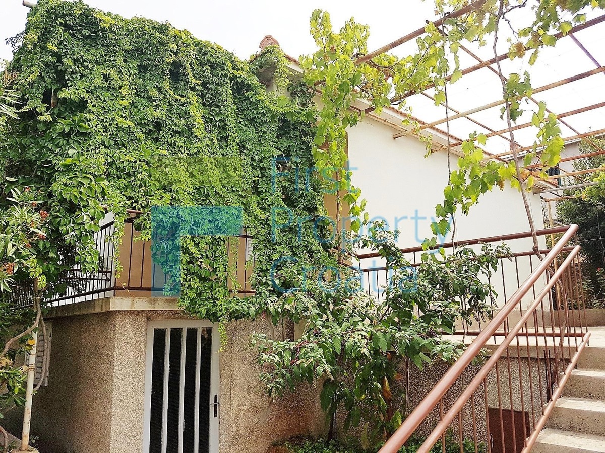 BR1104 - Kuća na izvrsnoj lokaciji samo 30m od mora, Brač, na prodaju