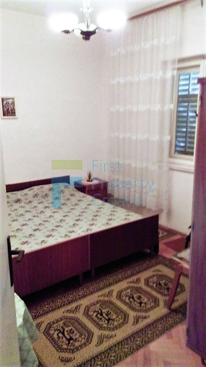 BR1104 - Kuća na izvrsnoj lokaciji samo 30m od mora, Brač, na prodaju