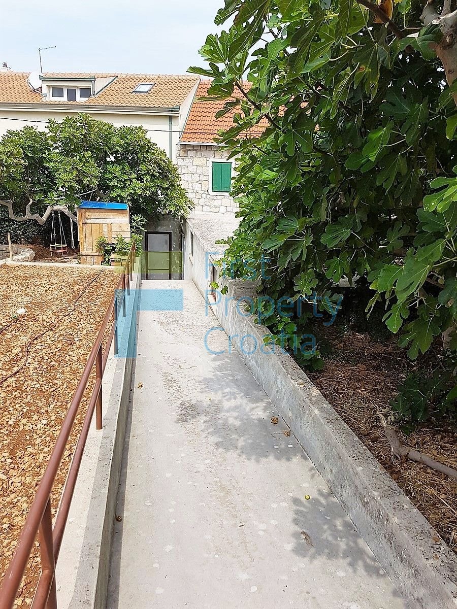 BR1104 - Kuća na izvrsnoj lokaciji samo 30m od mora, Brač, na prodaju