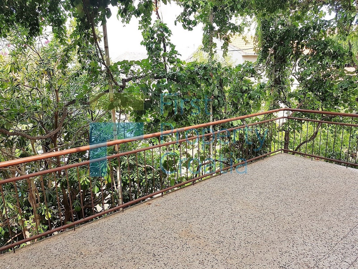 BR1104 - Kuća na izvrsnoj lokaciji samo 30m od mora, Brač, na prodaju