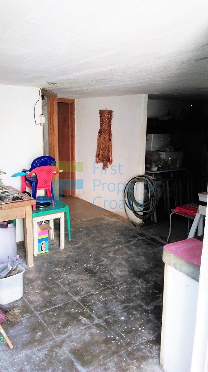 BR1104 - Kuća na izvrsnoj lokaciji samo 30m od mora, Brač, na prodaju