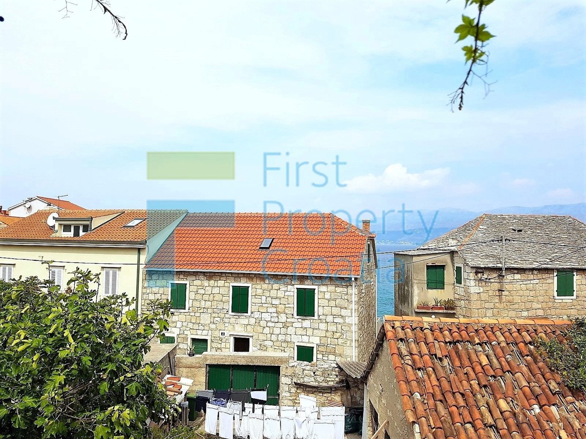 BR1104 - Kuća na izvrsnoj lokaciji samo 30m od mora, Brač, na prodaju