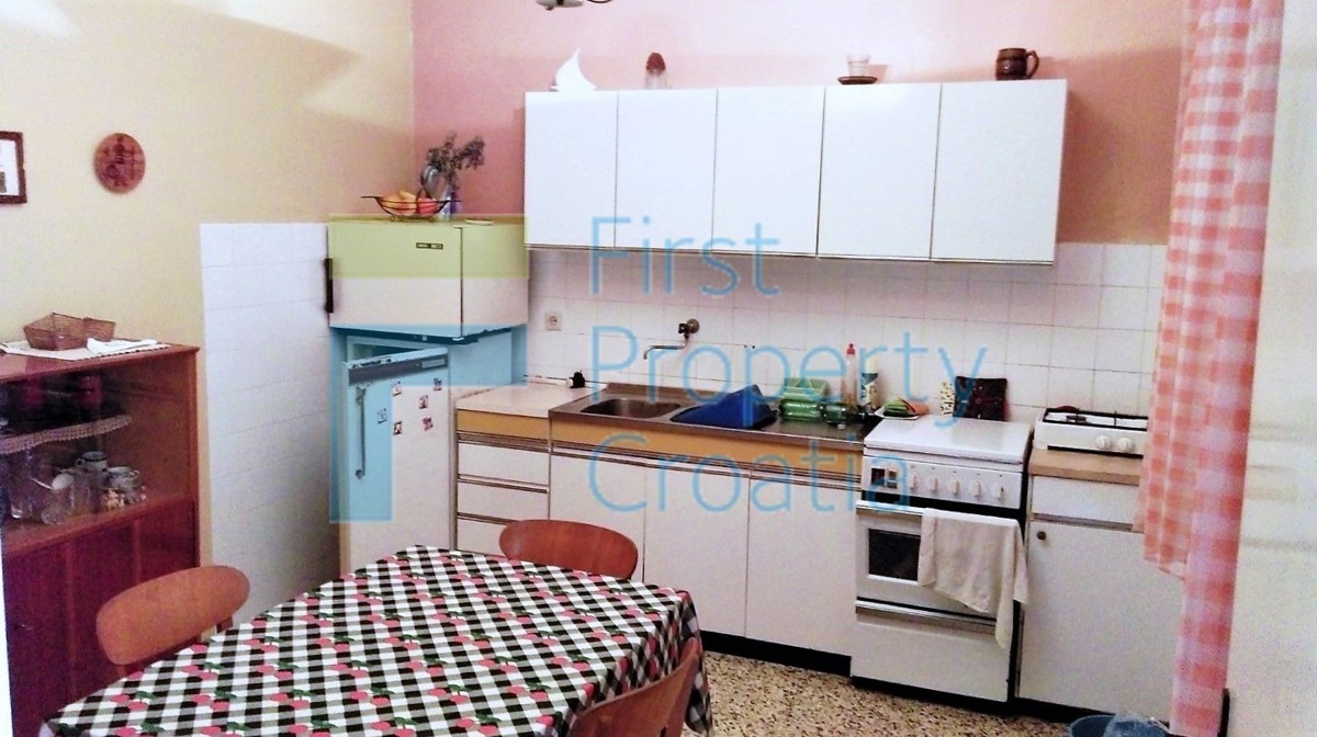 BR1104 - Kuća na izvrsnoj lokaciji samo 30m od mora, Brač, na prodaju