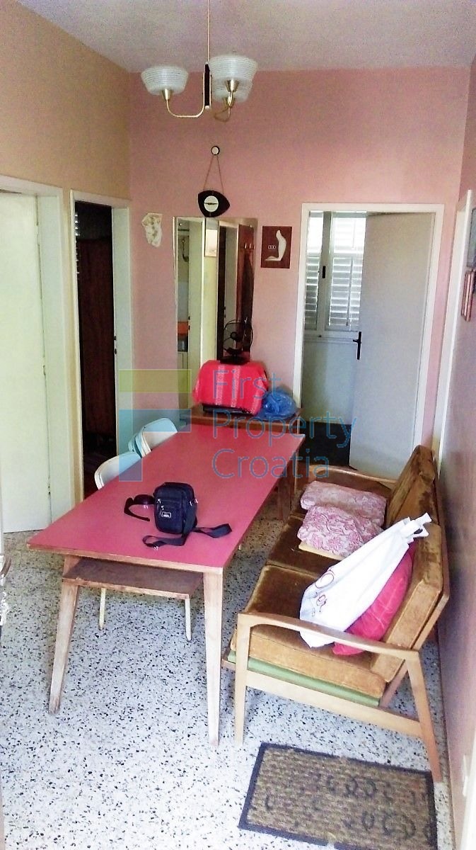 BR1104 - Kuća na izvrsnoj lokaciji samo 30m od mora, Brač, na prodaju