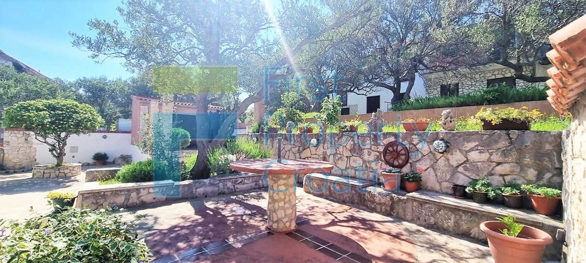 BR1650 - Apartmanska kuća s pogledom na more, Brač, na prodaju