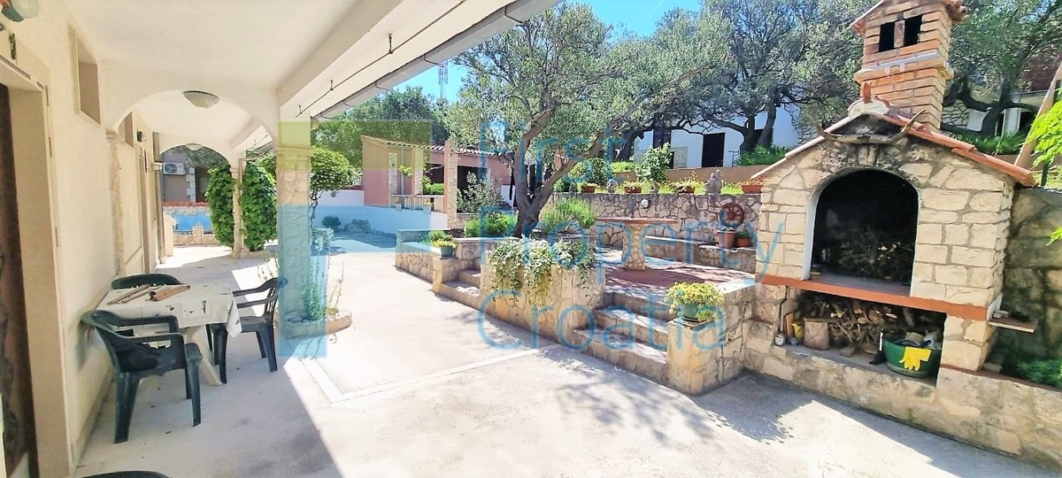 BR1650 - Apartmanska kuća s pogledom na more, Brač, na prodaju