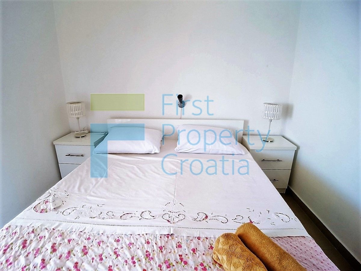 SI1421 - Apartmanska kuća samo 50m od mora, Primošten, na prodaju