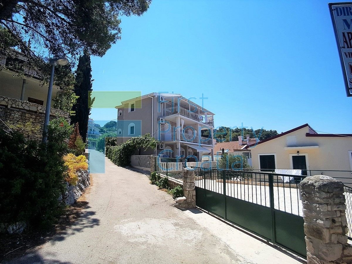 SI1421 - Apartmanska kuća samo 50m od mora, Primošten, na prodaju