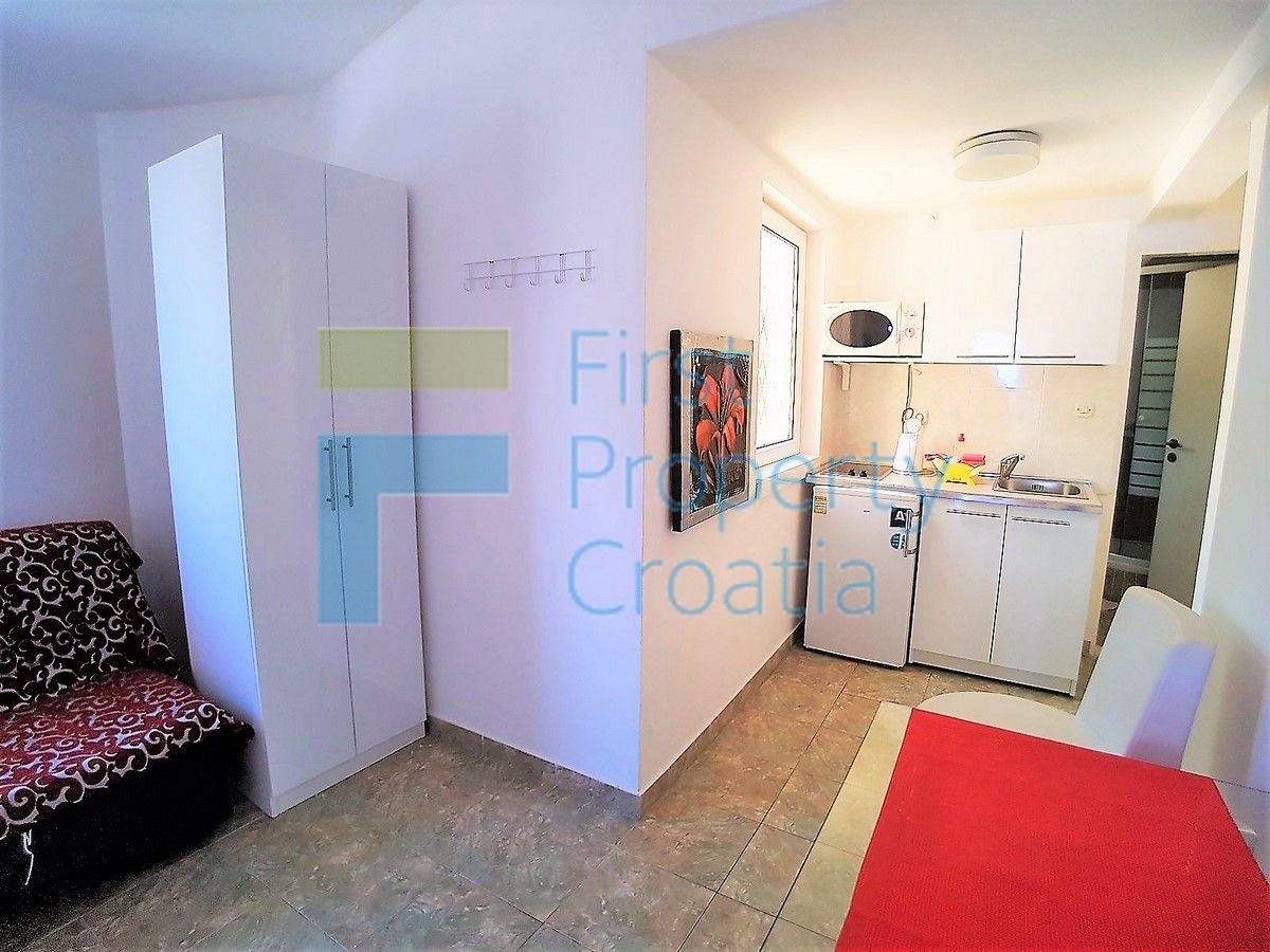 SI1421 - Apartmanska kuća samo 50m od mora, Primošten, na prodaju