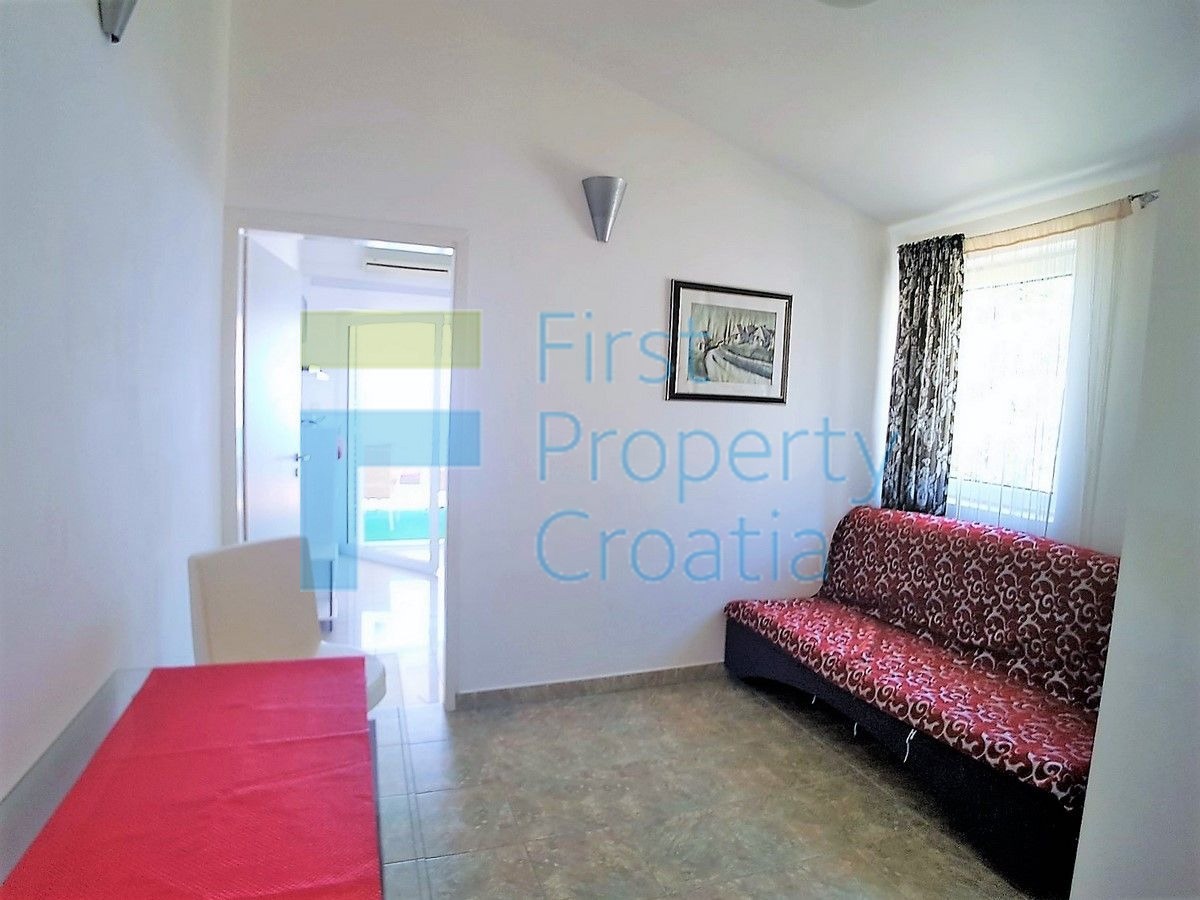 SI1421 - Apartmanska kuća samo 50m od mora, Primošten, na prodaju