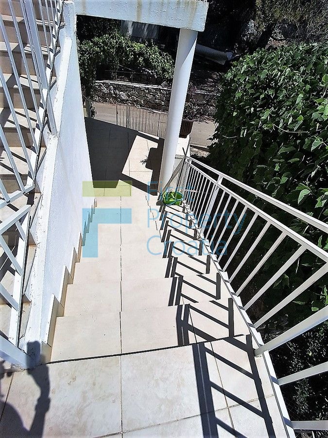 SI1421 - Apartmanska kuća samo 50m od mora, Primošten, na prodaju